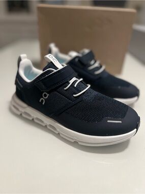 On Running Kids Navy and White Velcro Cloud Sneaker